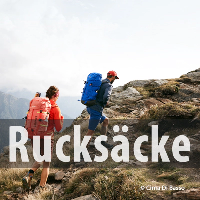 Wanderer auf felsigem Berg wandern auswärts