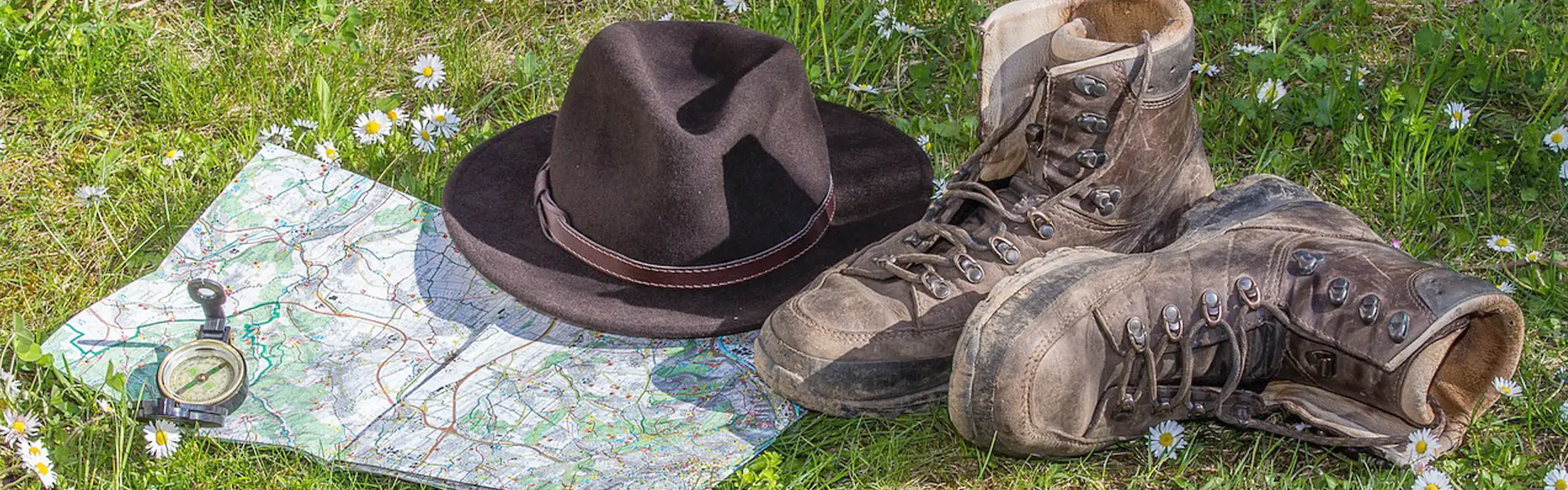 Outdoorschuhe und Karte auf Wiese